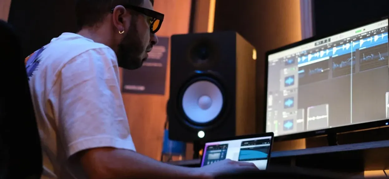 أداة إزالة الموسيقى الخلفية عبر الإنترنت  مجانية، بدون إعلانات